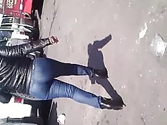 بالغ در شلوار جین تنگ