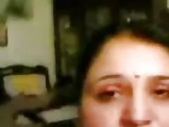 پریا aunty دارایی های او را نشان می دهد.